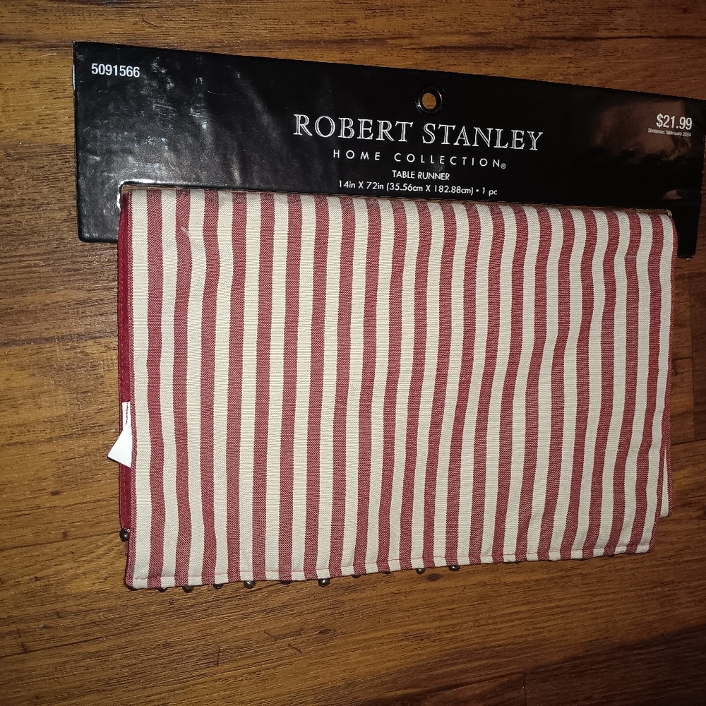 New Robert Stanley Christmas Table Runner